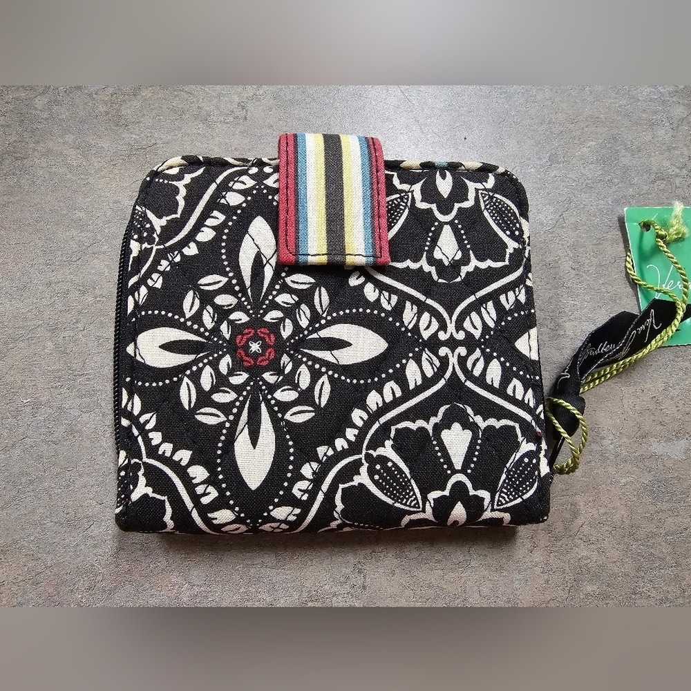 Vera Bradley Womens Zip Around Wallet Black White Floral Quilted Folding 4 x 4.5 - Picture 2 of 9